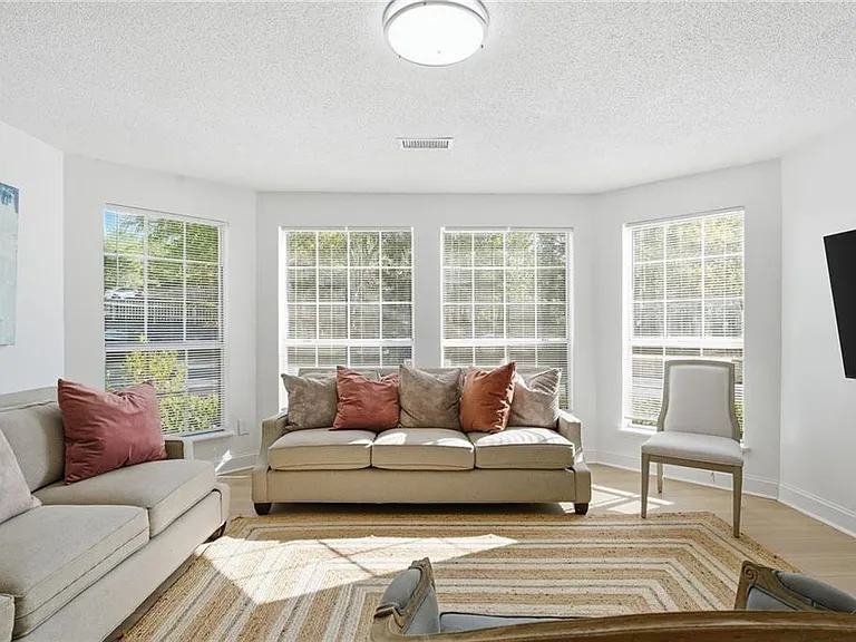 904 Wentworth Ct — Photo 3