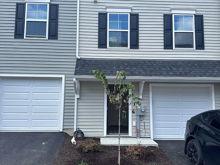 112 Hawley Ct — Photo 2