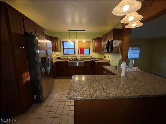 4th image of 25975 Main St