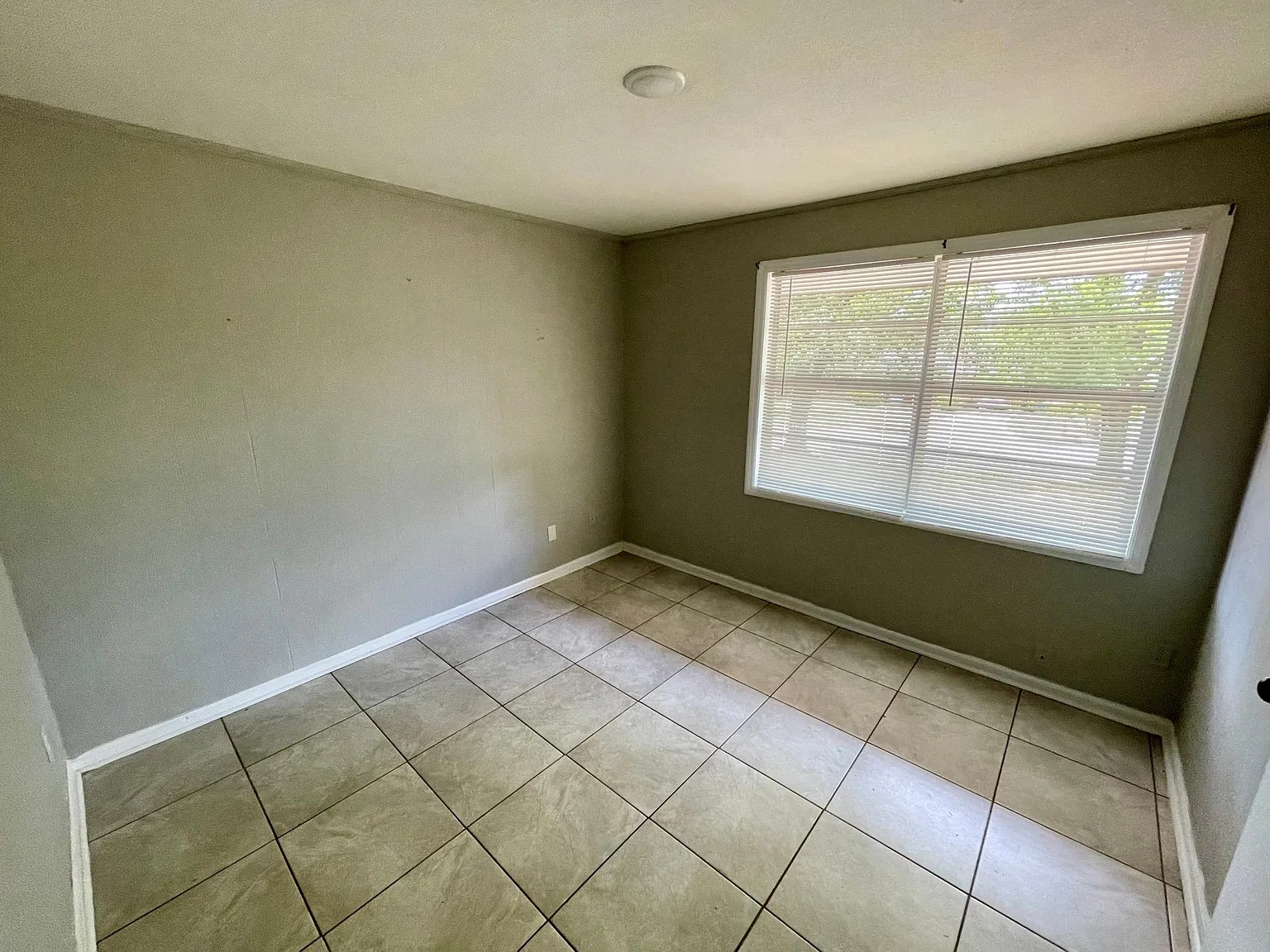 3 bed, 1053 sqft, $1,250 — Photo 4