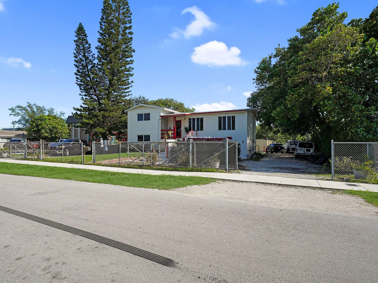 2 bed, 1.0 bath, 2442 sqft, $4,000 — Photo 3