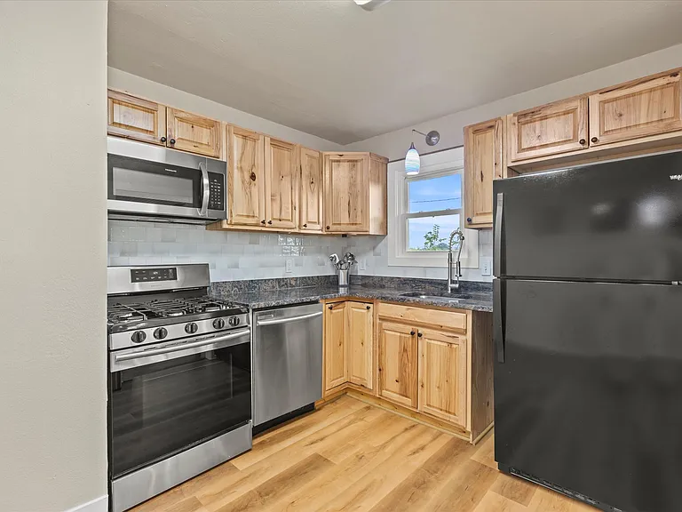 Kitchen (cooking utensils included)