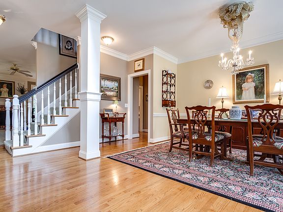 3rd image of 7 Grey Oaks Cir