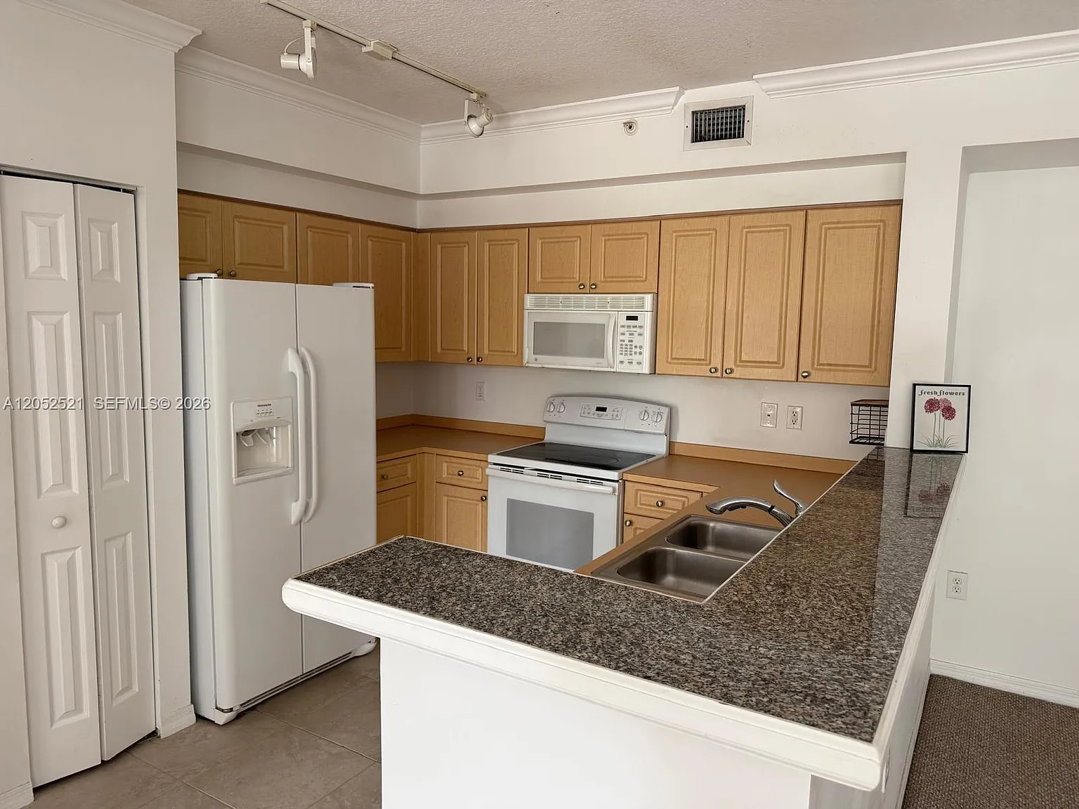 Gables Court Condo — Photo 4