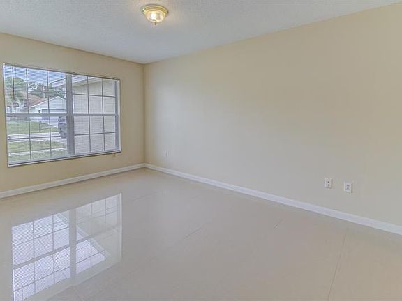 4th image of 1337 SW Ingrassina Ave