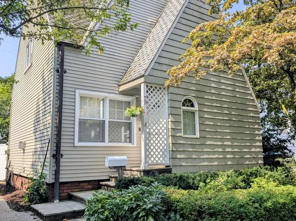 75 Mapleton Rd, Grosse Pointe Farms, MI 48236