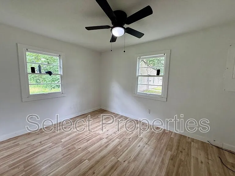 1802 Henry St — Photo 5