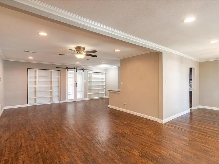 8419 Sharpview Dr — Photo 3