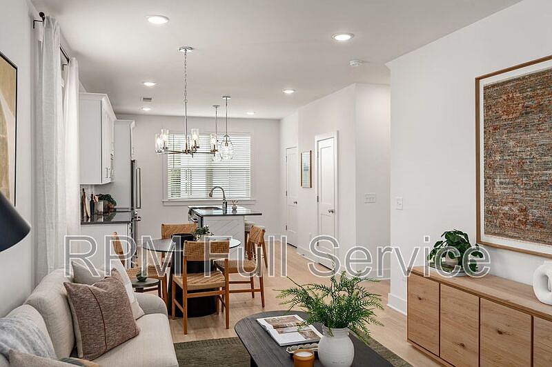 1st image of 716 N Dupont Ave