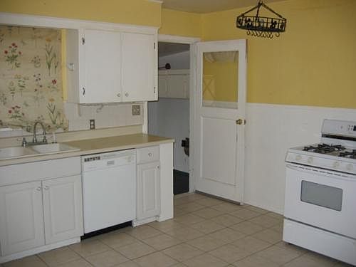2nd image of 1018 Wilson St SE