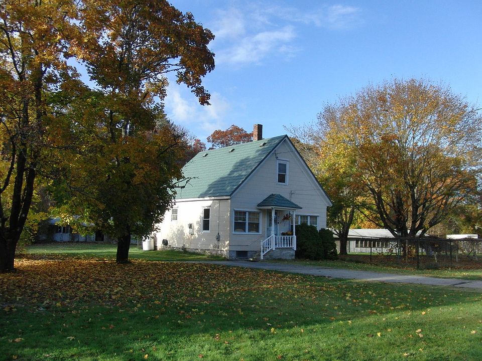 FARMHOUSE DRIVEWAY FALL FOLIAGE FACING NORTH