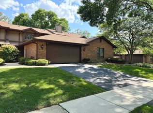 41 Indian Trail Dr, Westmont, IL