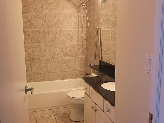 5th image of 1036 N Kingsbury St