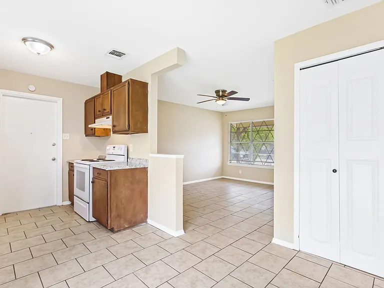 4518 Clear Spring Dr — Photo 7
