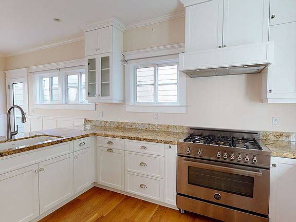 5th image of 429 F Ave