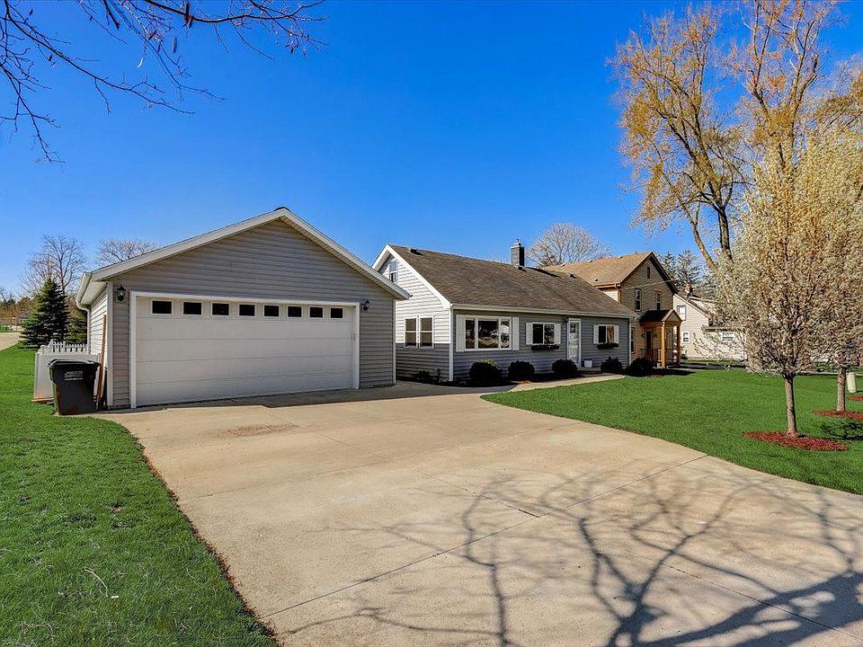 830 Wells STREET, Delafield, WI 53018 Zillow