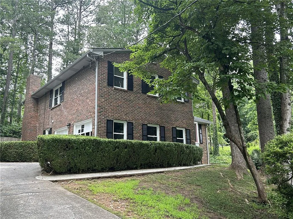 4 bed, 2.5 bath, 2263 sqft, $2,900 — Photo 3