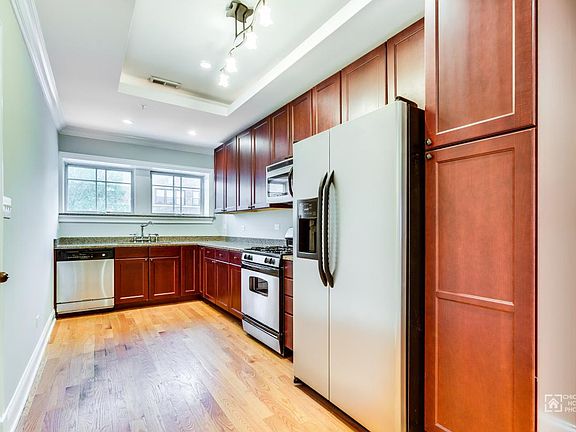 3rd image of 638 Hinman Ave APT 3H