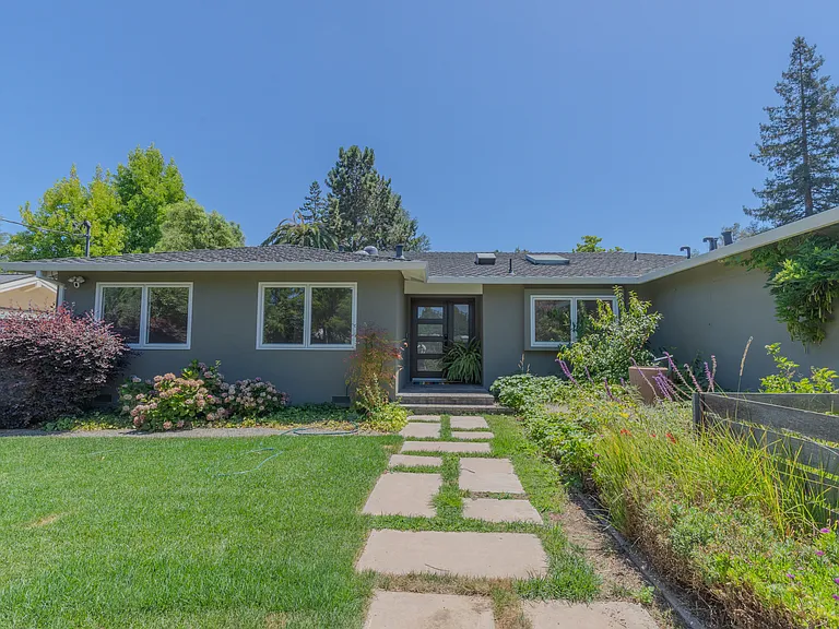 125 Lockhart Ln — Photo 1