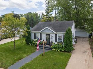 932 Mansion St, De Pere, WI 54115