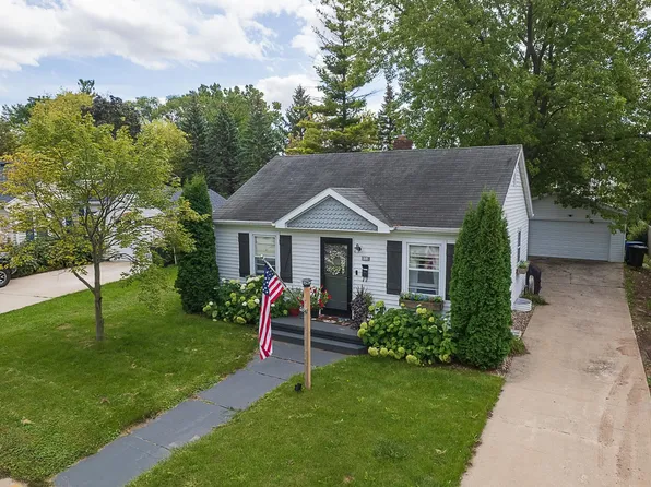 932 Mansion St, De Pere, WI 54115