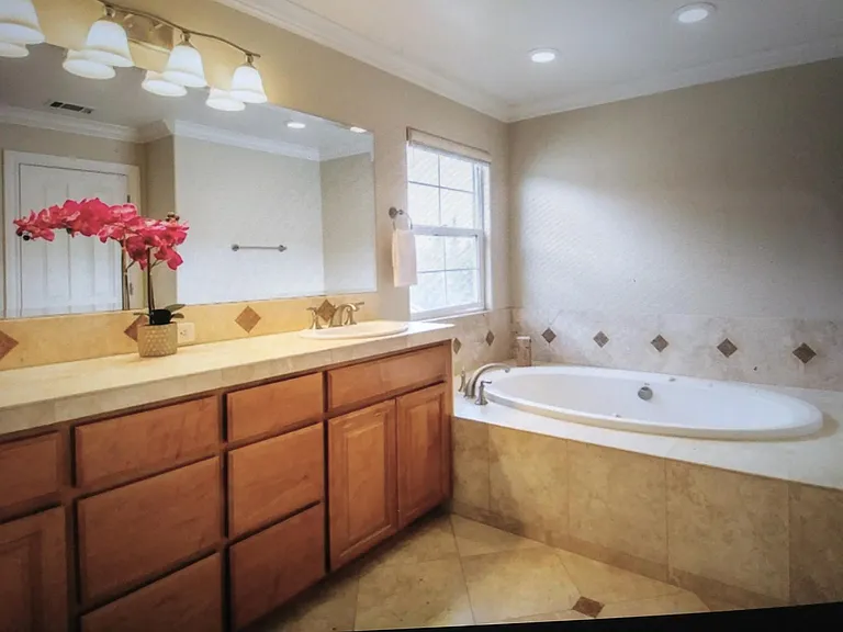 1087 Empey Way — Photo 8