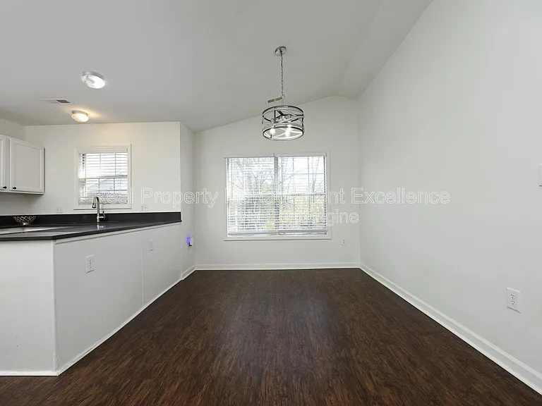 521 Renshaw Ct — Photo 10