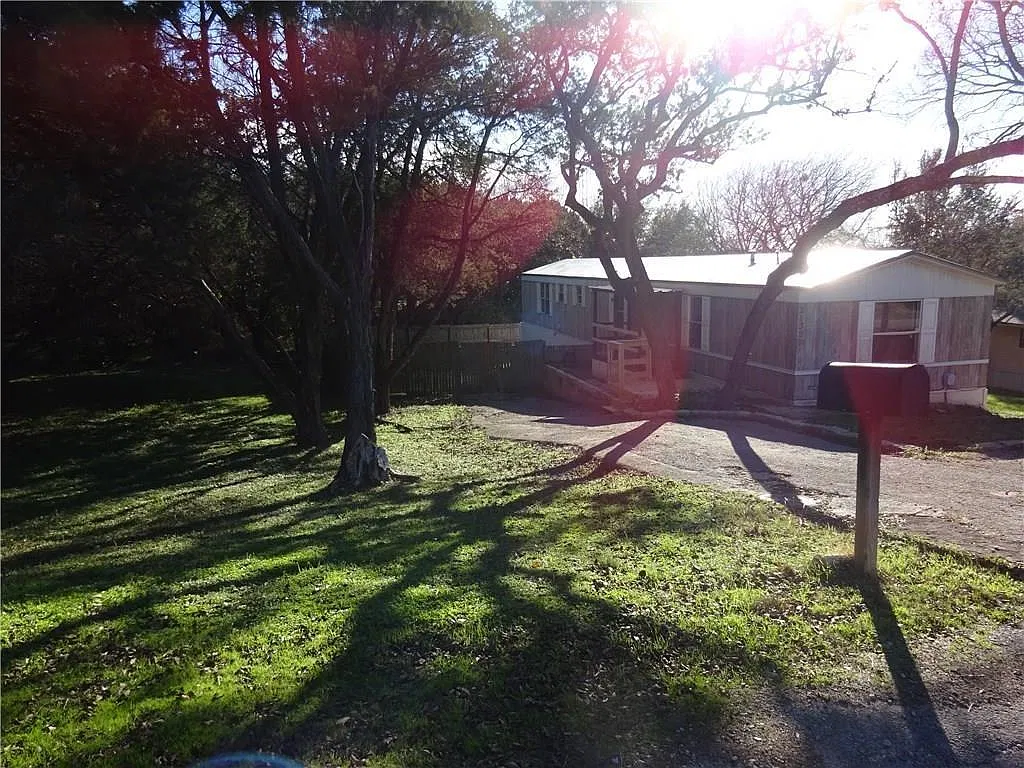 3 bed, 2.0 bath, 1216 sqft, $1,450 — Photo 2