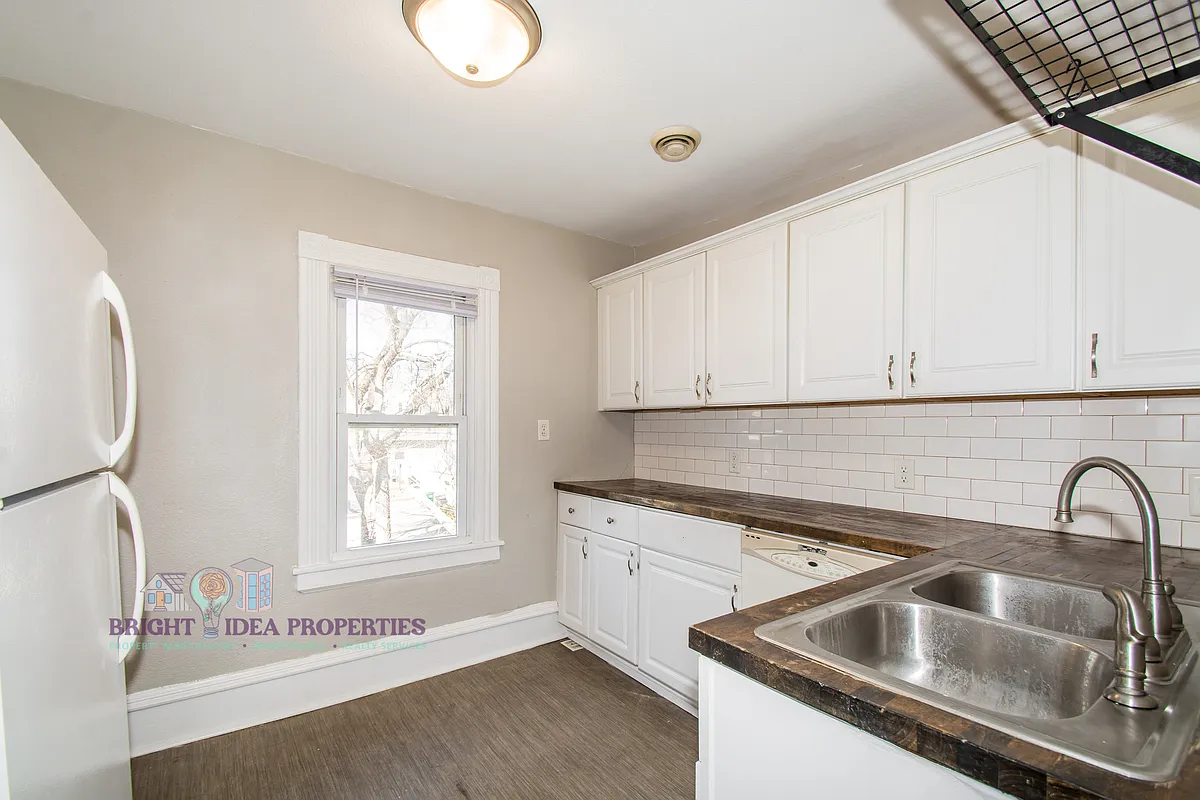 Building Photo - 3322 Clinton Ave #2