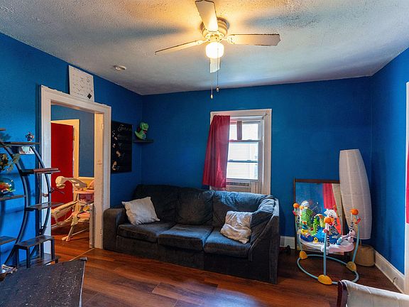 3rd image of 398 Franklin St