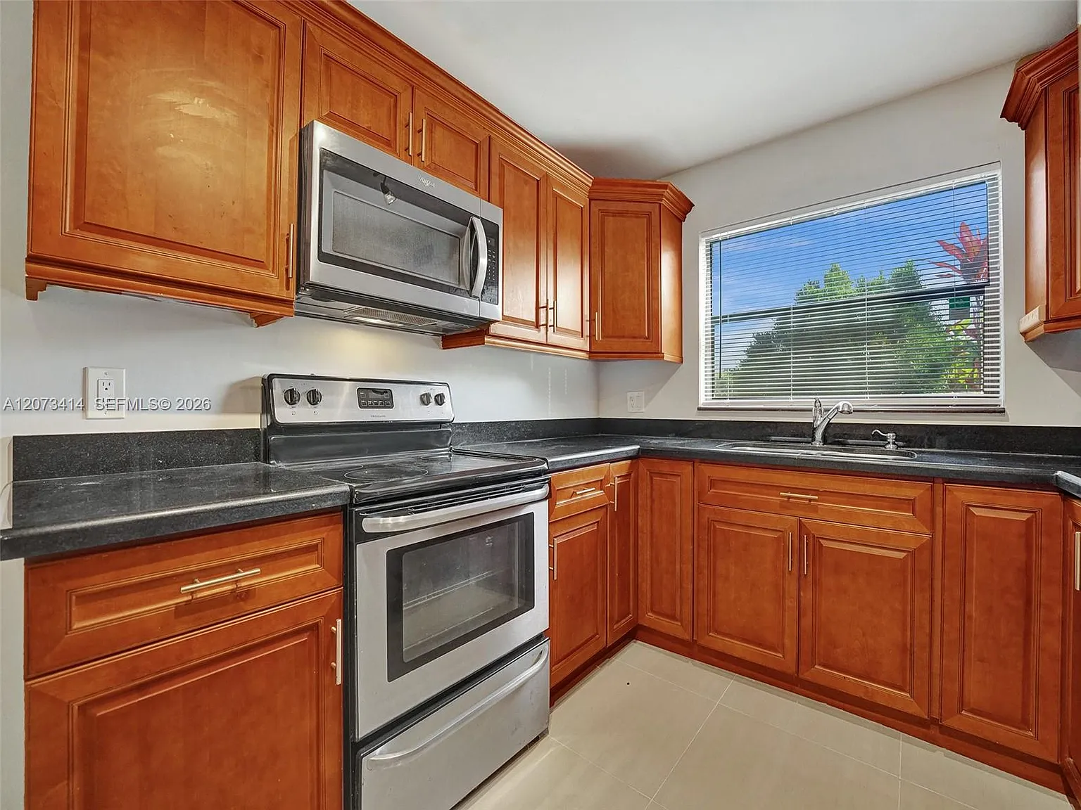 Westview Condominium No T — Photo 2