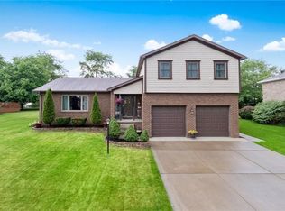 174 Cedar Ridge Dr, Monaca, PA 15061