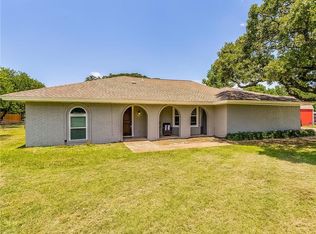 209 Willowood Dr, Burleson, TX 76028