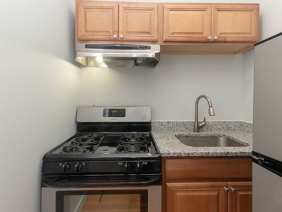 3rd image of 7456 N Greenview Ave APT 4B