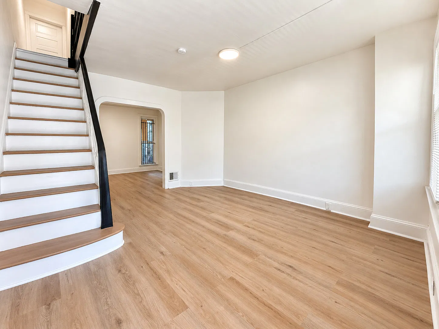 3-Bedroom Olney Rowhome with Two-Level Layout — Photo 2