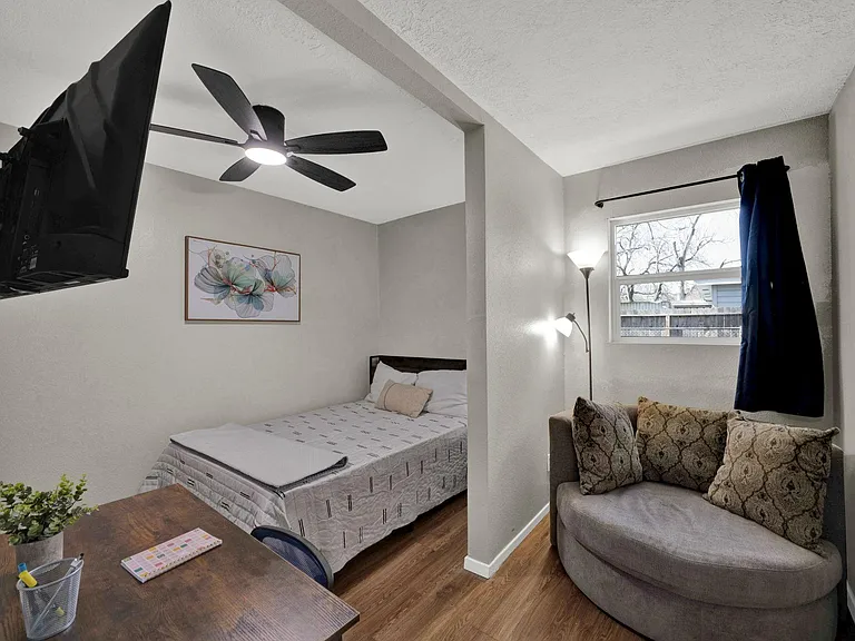 Noah St — Photo 1