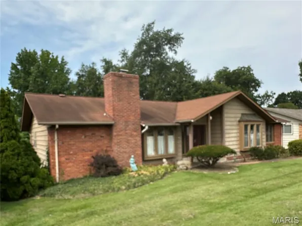 681 Henry Ave, Ballwin, MO 63011
