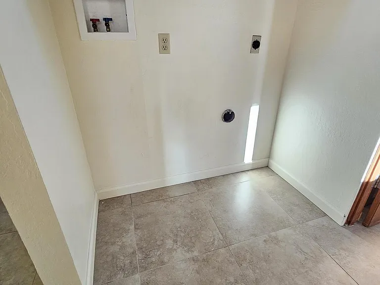 4100 Wilson Ln — Photo 3