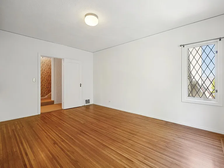 111 Windsor Ave — Photo 23