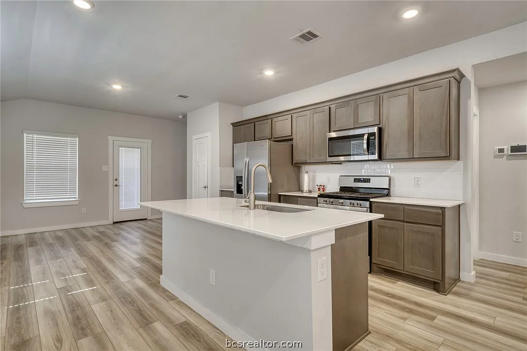 3 bed, 1325 sqft, $2,150 — Photo 4