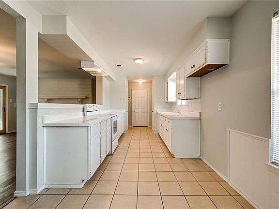2nd image of 1633 University Dr