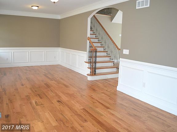 3rd image of 718 Grady Ln