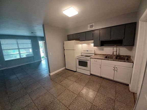 3rd image of 4930 Victoria Dr APT 1B