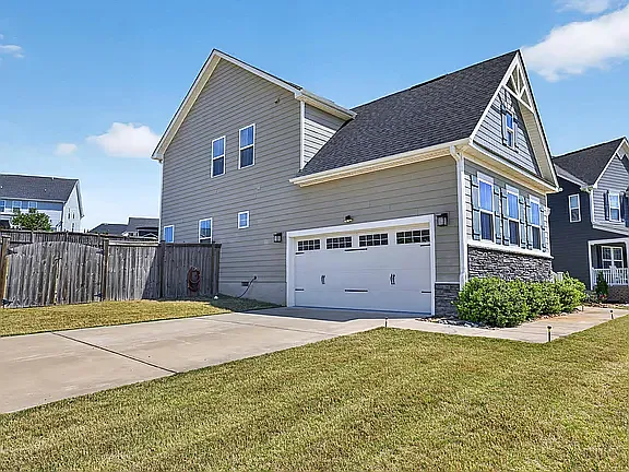201 Devon Fields Dr — Photo 2