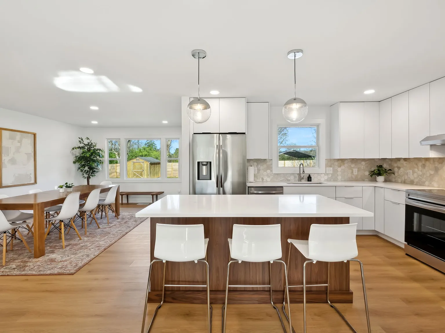 816 Victoria Dr — Photo 3