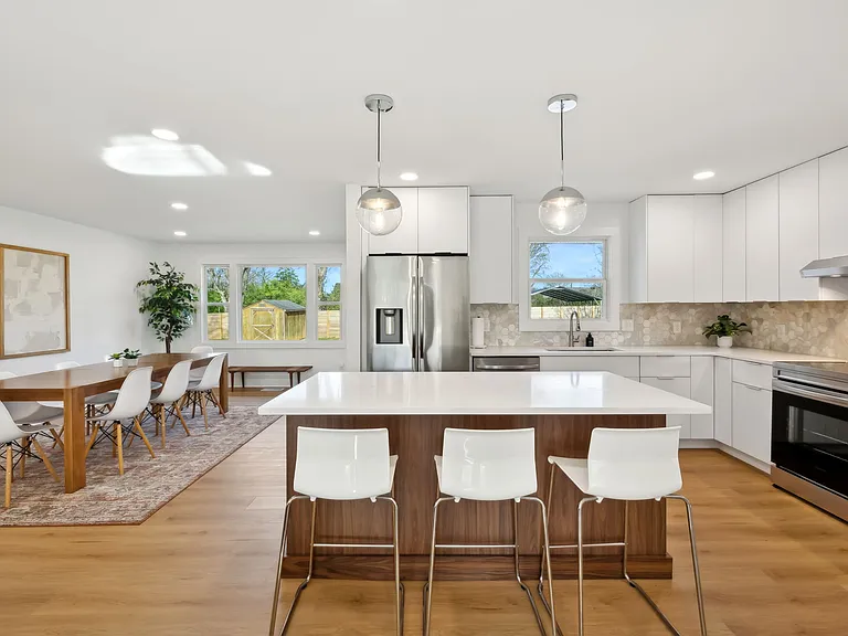 816 Victoria Dr — Photo 3