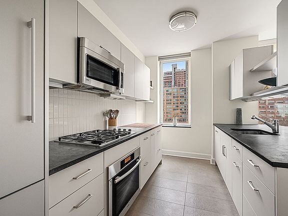 3rd image of 100 Riverside Blvd APT 8U