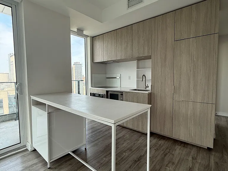 77 Shuter St #Penthouse 02 — Photo 4