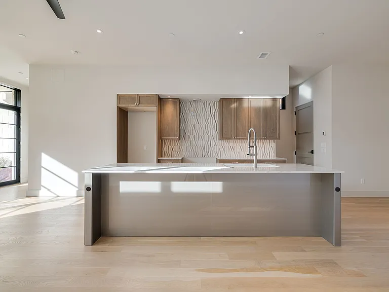 1303 N Dewey Ave — Photo 3