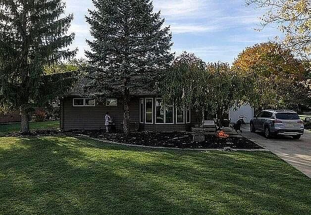 1st image of 15 Circle Dr